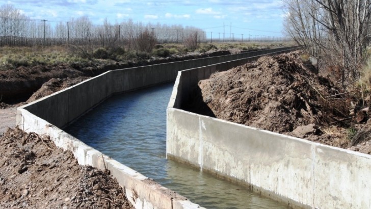 El agua ya corre por lo nuevos canales en El Chañar