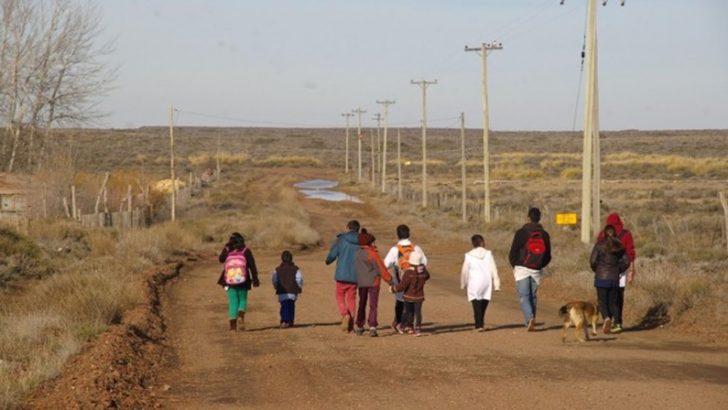 De un paraje de Zapala caminan 20 kilómetros para asistir a la escuela
