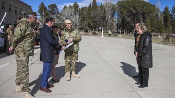 El Ejército Argentino le entregó la Cruz de los Andes al exgobernador Pedro Salvatori
