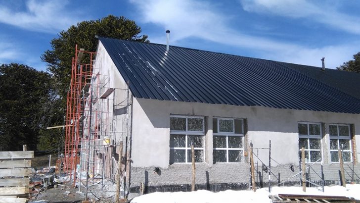 Avanza a buen ritmo la ampliación de la Escuela Nº 90 en cercanías de Villa Pehuenia