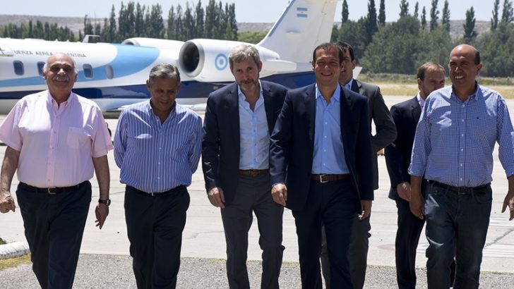 Gutiérrez recibió al ministro Frigerio en el aeropuerto de Neuquén