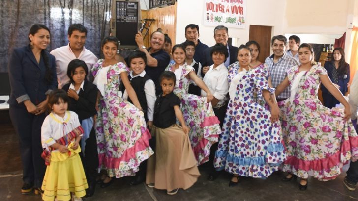 Rolando Figueroa visitó a la comunidad de Paso Aguerre y entregó aportes
