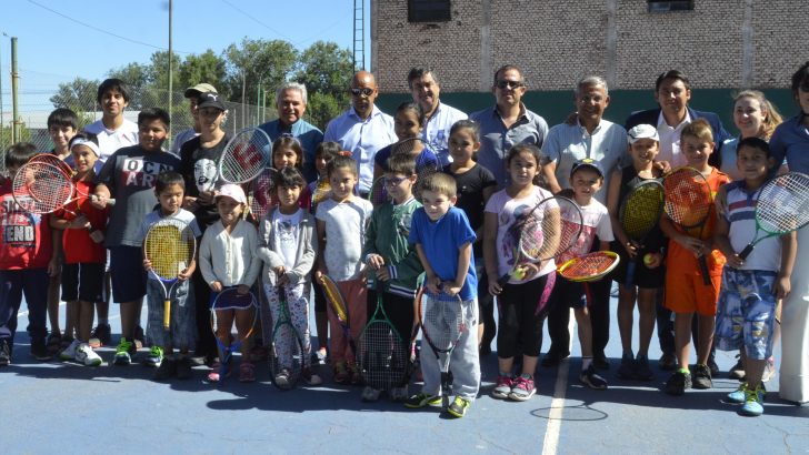 Quiroga firmó convenio para que niños de los barrios aprendan tenis gratis