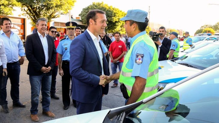 El gobernador entregó móviles policiales en Zapala