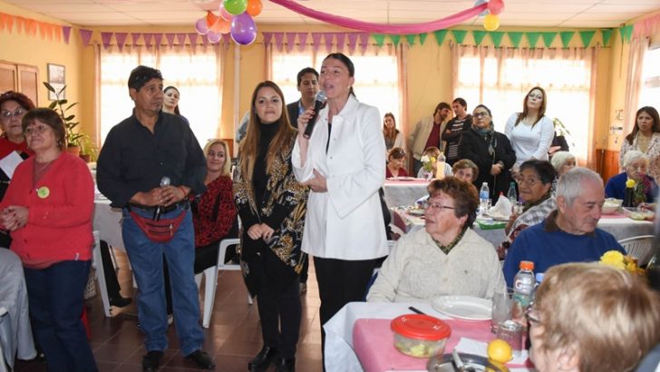 Julieta Corroza participó del 32º Aniversario del Club de Abuelos “No me Olvides”