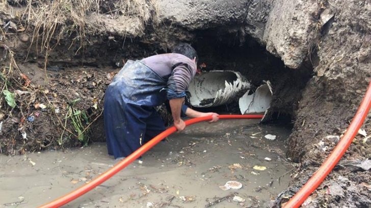 Sacan gran cantidad de residuos de un pluvial en Valentina Sur