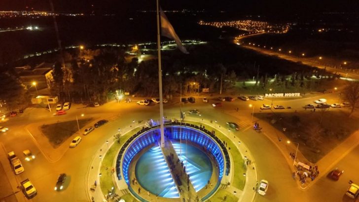 La ciudad renovó una postal: la Plaza de las Banderas estrenó iluminación led