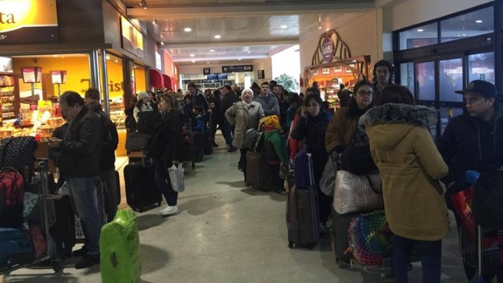 El caos en el aeropuerto de Bariloche afecta la llegada de turistas a Villa la Angostura