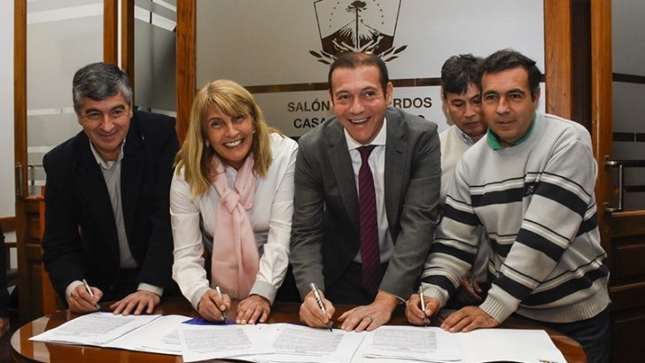 Gutiérrez firmó acuerdos para construir 100 viviendas en localidades del interior