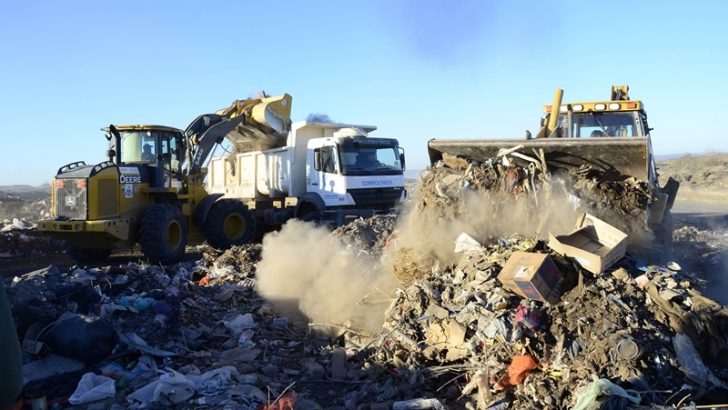 Llevará más de 10 días limpiar basurero clandestino que corta calle Casimiro Gómez