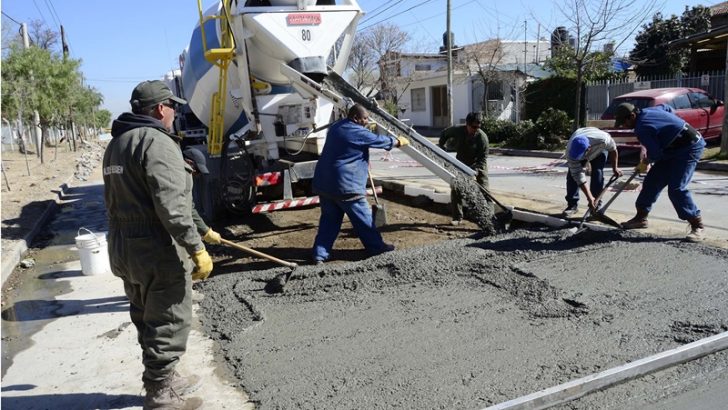 Por séptima vez reparan el asfalto de calle Lanín que se había roto por pérdidas en la red del EPAS