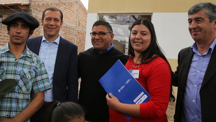 Gutiérrez entregó viviendas y recorrió obras en El Chañar
