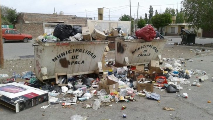 Por la huelga, la basura desborda las calles de Zapala
