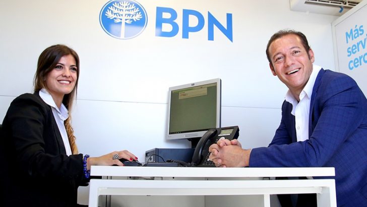El gobernador presentó dos unidades bancarias móviles del BPN