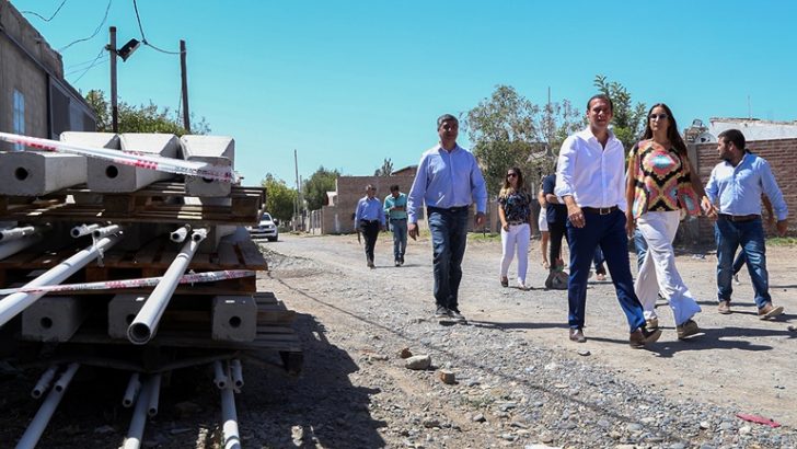 Gutiérrez recorrió obras en el asentamiento La Familia de Neuquén capital