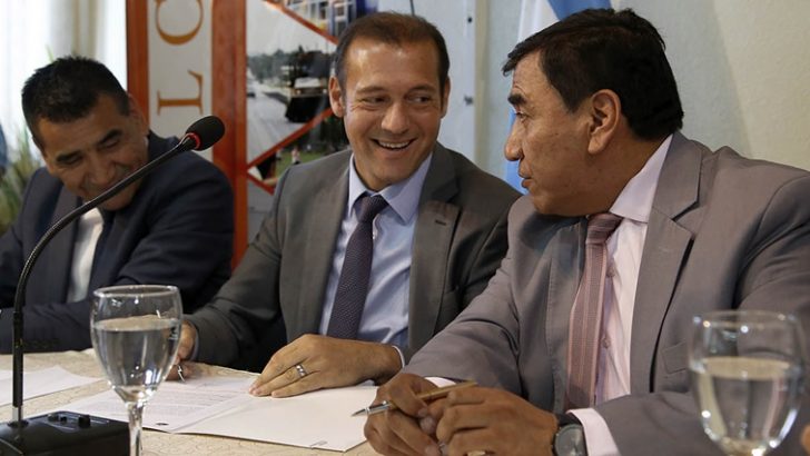 Gutiérrez firmó importantes convenios para obras en Cutral Co