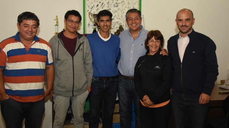 Rolando Figueroa entregó materiales deportivos al Club de Empleados Municipales de Neuquén