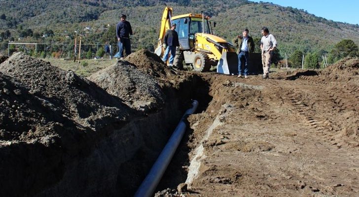 Avanza la obra de Red de agua potable en más barrios de Moquehue