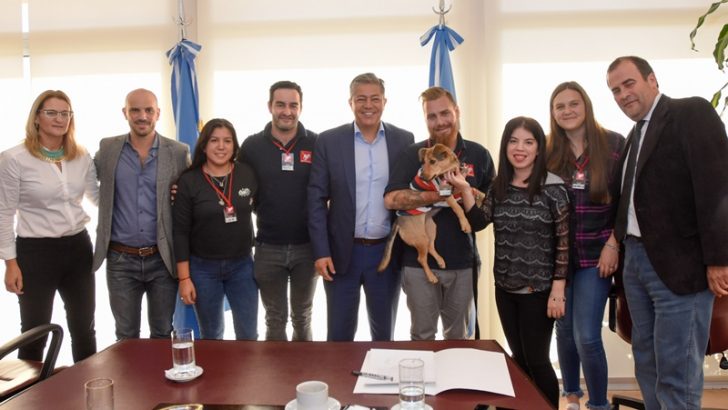 La Legislatura firmó un convenio con la asociación Perros Perdidos Neuquén