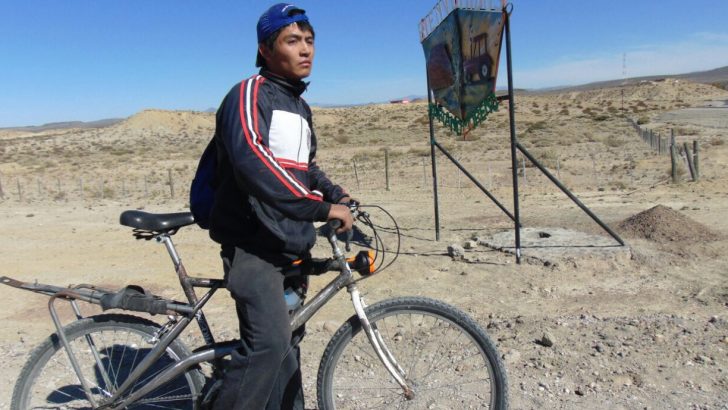 El Rafa, un joven de Mariano Moreno que a diario recorre 20 kilómetros en bicicleta para ganarse el pan