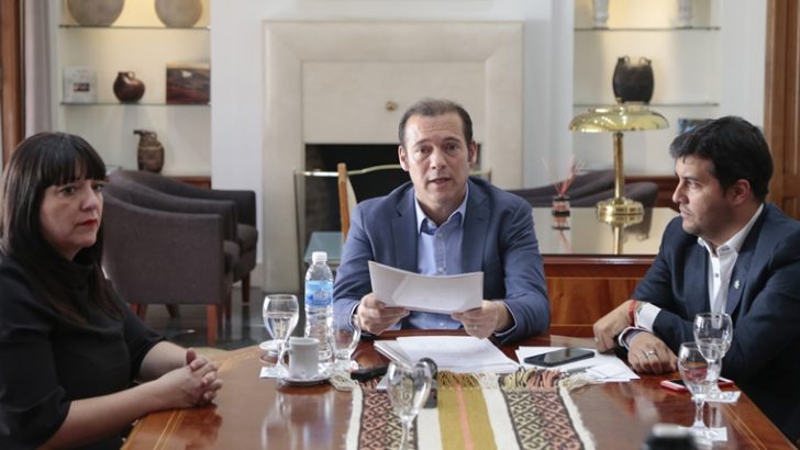 Gutiérrez entregó un aporte a Zapala para cancelar facturas de energía eléctrica de julio
