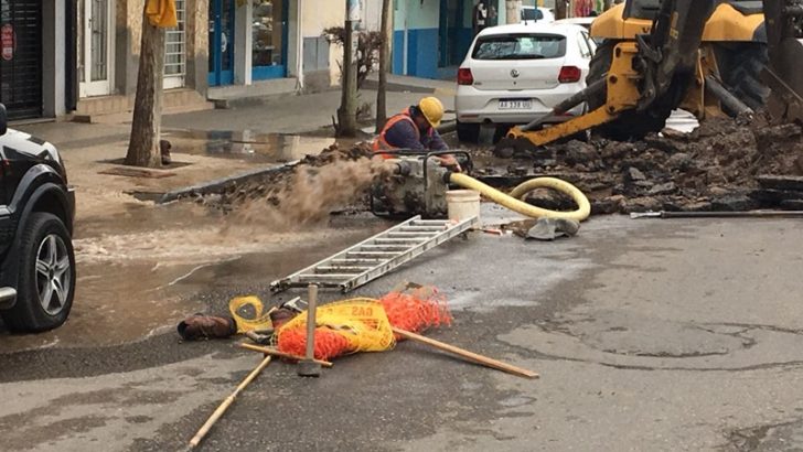 Malestar de Quiroga por reiteración de pérdidas en redes del EPAS que rompen el asfalto