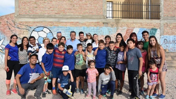 Rolando Figueroa entregó un aporte para la finalización del merendero del Club Alas Argentinas
