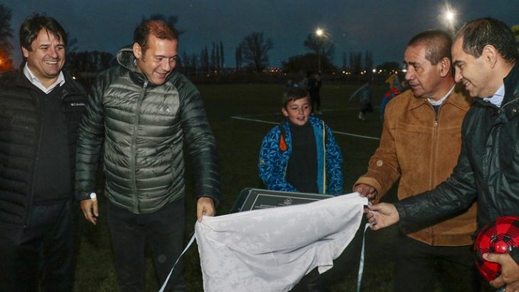 Se inauguró la cancha de fútbol de césped sintético del club Patagonia