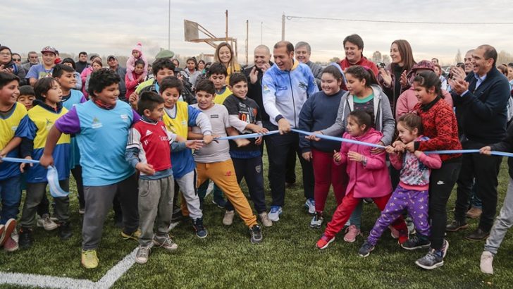Gutiérrez inauguró una nueva cancha de fútbol sintético en Colonia Nueva Esperanza