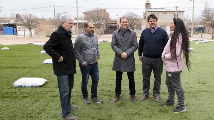 Está próxima a inaugurarse la cancha de fútbol con césped sintético en Cuenca XV