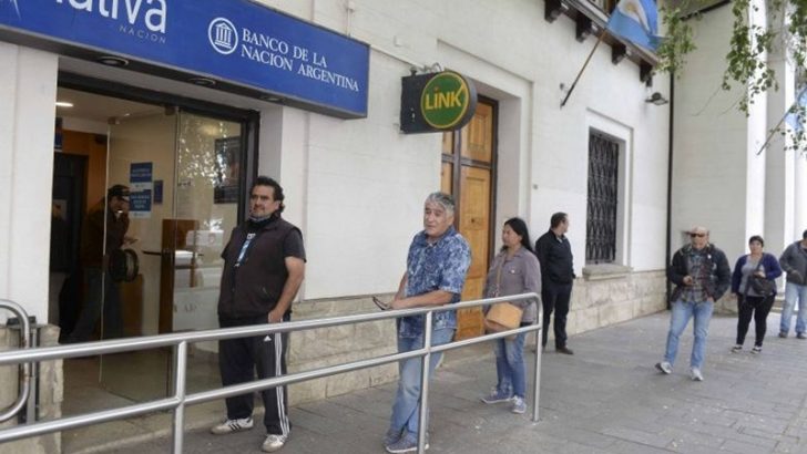 Bancos: oficializaron la reapertura desde el viernes para pagar a jubilados y beneficiarios de AUH