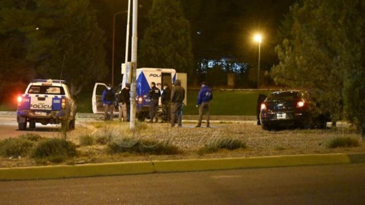 Zapala: jóvenes escapaban de una persecución policial, chocando el auto en la rotonda