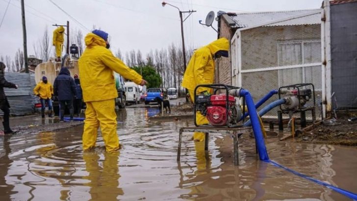 Plottier desagota calles para que el agua de la lluvia no entre a los hogares