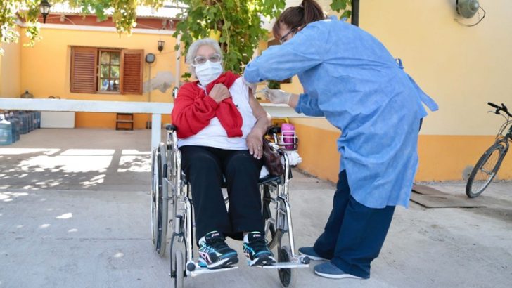 Comenzó la vacunación contra el COVID-19 en residencias de larga estadía de Neuquén