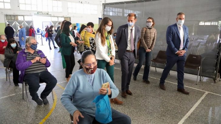 Gutiérrez y Gómez Alcorta visitaron el vacunatorio del Colegio Don Bosco