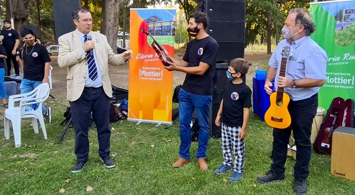 Nación y provincia entregaron instrumentos musicales a la Orquesta Folclórica Sonidos del Sol