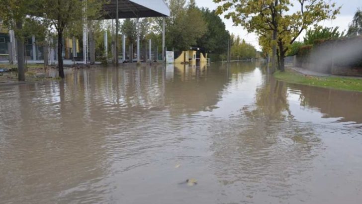 La lluvia dejó inundaciones, desmoronamientos y calles anegadas en Neuquén