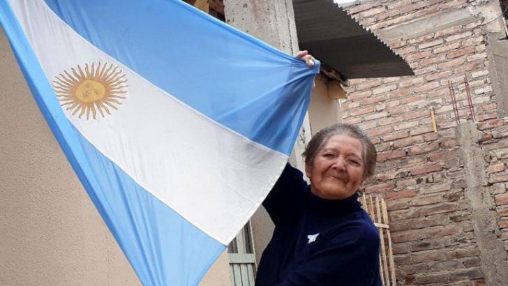 La abuela patriota que se sigue emocionando con la bandera