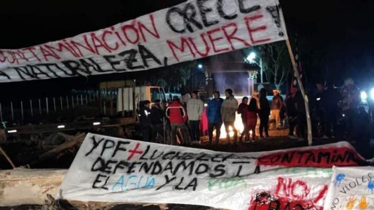 Mapuches bloquean en Neuquén accesos a yacimientos de Vaca Muerta: protestan contra el fracking y la contaminación