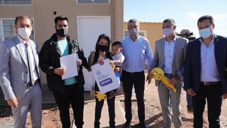 Gutiérrez celebró el aniversario de Añelo con entrega de viviendas y obras