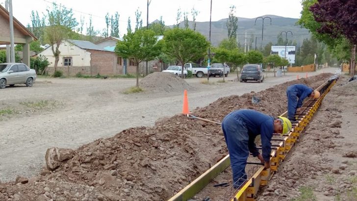 La provincia realiza una obra de cordón cuneta en Las Ovejas