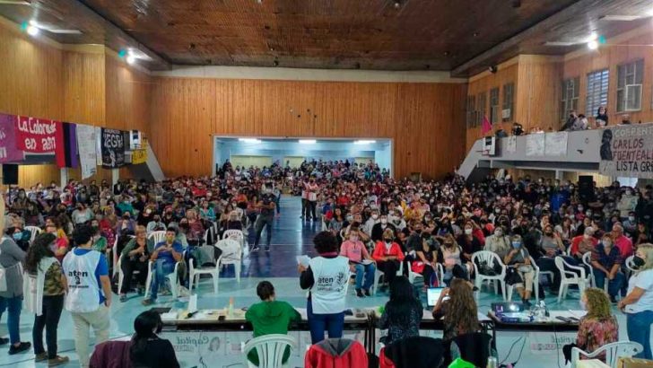 Reñida votación de ATEN define hoy el inicio de clases en Neuquén