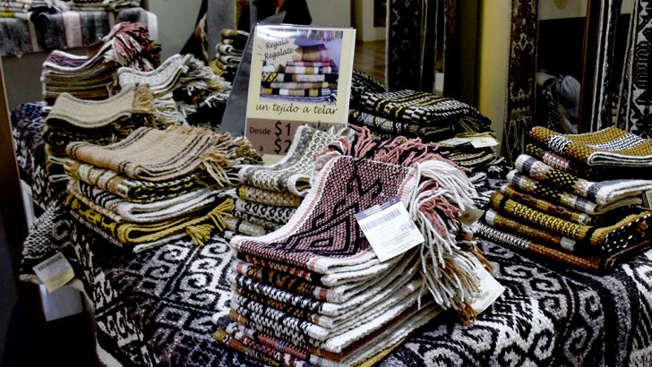Artesanías Neuquinas ofrece promociones en almohadones, tejidos y joyas de alpaca