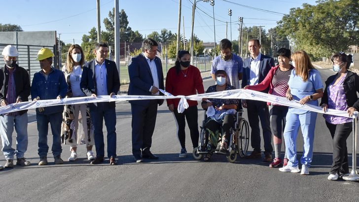 Gutiérrez, Koopmann y Gaido inauguraron asfalto en calle Tronador