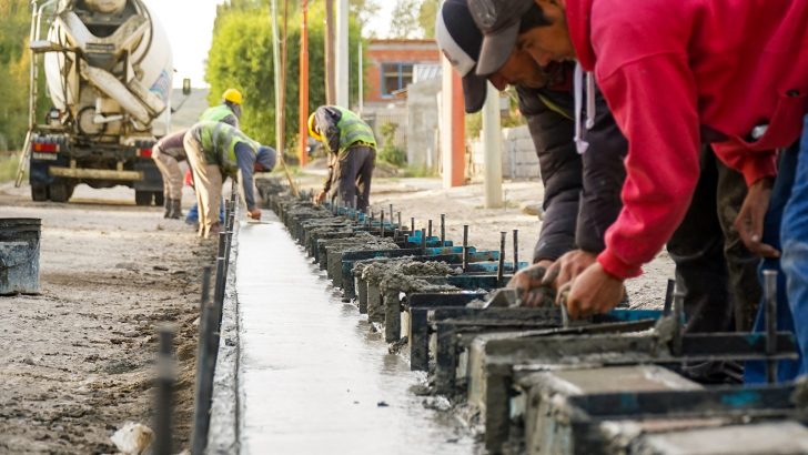 Zapala: El Barrio Jardín ya luce su cordón cuneta