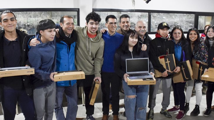 Gutiérrez entregó 127 computadoras a estudiantes secundarios de Aluminé