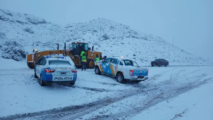 Pasos fronterizos cerrados y algunas rutas intransitables en Neuquén: atención por el viento blanco