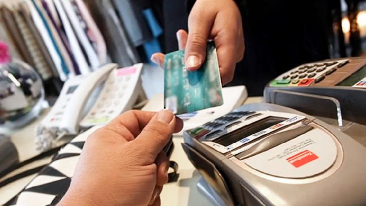 Notifican a comercios que no pueden manipular tarjetas de débito y crédito