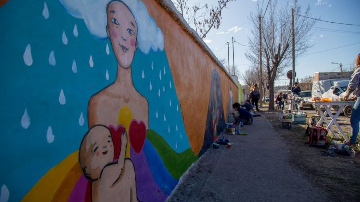 Pintan murales para promover la lactancia materna