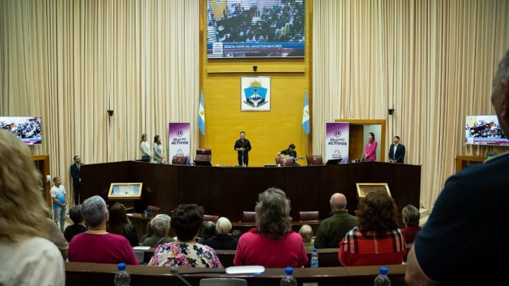Parlamento de Mayores Activos: más de 200 adultos mayores de Confluencia ocuparon una banca para plantear sus necesidades